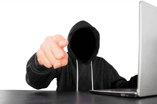 Onbekende Hacker Wijst Naar Camera Met Laptop Bureau Geïsoleerd Witte — Stockfoto