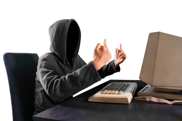 计算机显示器上显示中指手势的不明黑客 — 图库照片
