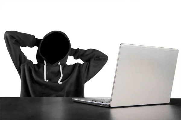 Неизвестный Хакер Думает Смотрит Вверх Ноутбука Компьютер Столе Изолированные Белом — стоковое фото