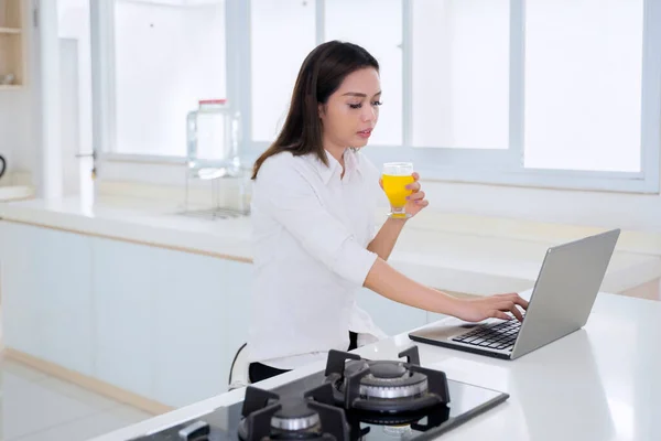 Mujer Asiática Joven Que Trabaja Con Ordenador Portátil Mientras Bebe — Foto de Stock