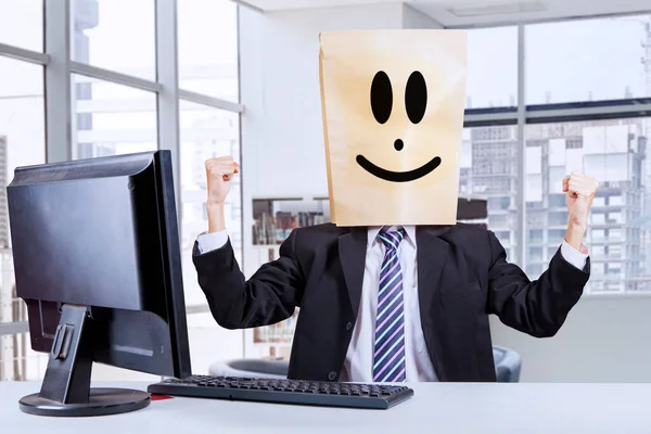 Young Businessman Cardboard Head Expressing His Success Raising Hands Computer — Stock Photo, Image