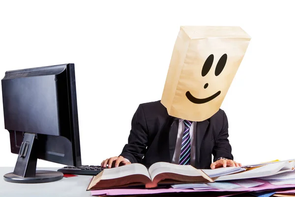 年轻的商人 头戴硬纸板 坐在工作室里与书本和电脑打交道 被白色背景隔离 — 图库照片