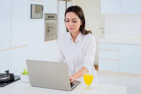 Junge Geschäftsfrau Arbeitet Mit Laptop Während Sie Salat Isst Und — Stockfoto