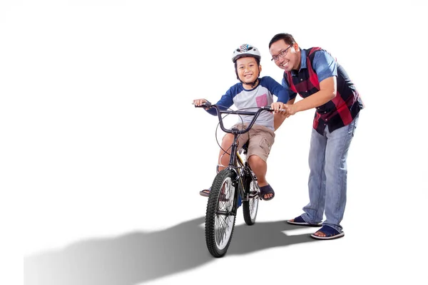 Vårdande Far Lär Sin Pojke Att Cykla För Första Gången — Stockfoto