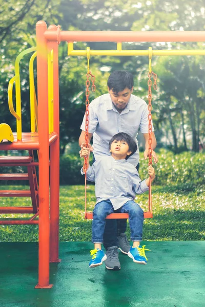 Glücklicher Kleiner Junge Und Sein Vater Spielen Auf Der Schaukel — Stockfoto
