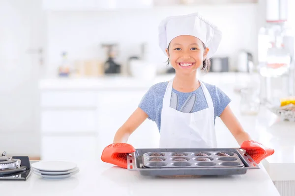 Niña Alegre Mostrando Galletas Calientes Horneadas Molde Mientras Está Pie —  Fotos de Stock