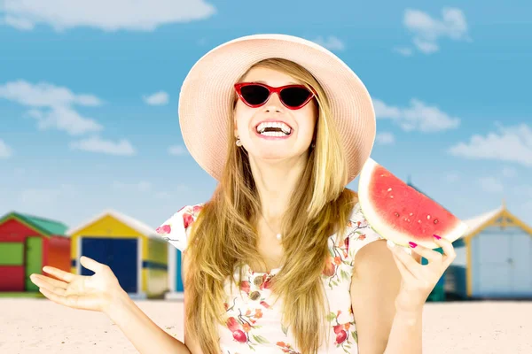 Alegre Mujer Joven Caucásica Riendo Playa Mientras Sostiene Sandía Usa —  Fotos de Stock