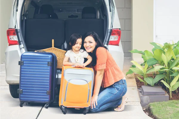 Menina Com Mãe Pronta Para Viagem Carro Enquanto Sorri Para — Fotografia de Stock