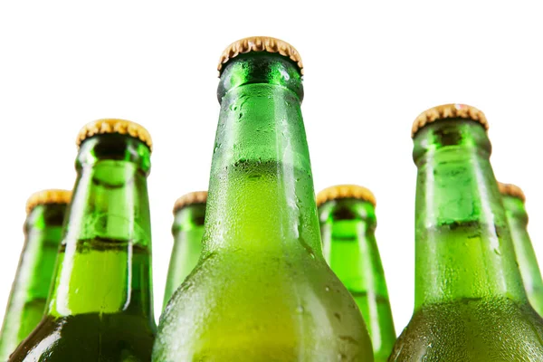 Nahaufnahme Von Fünf Kalten Bierflaschen Isoliert Auf Weißem Hintergrund Konzept — Stockfoto