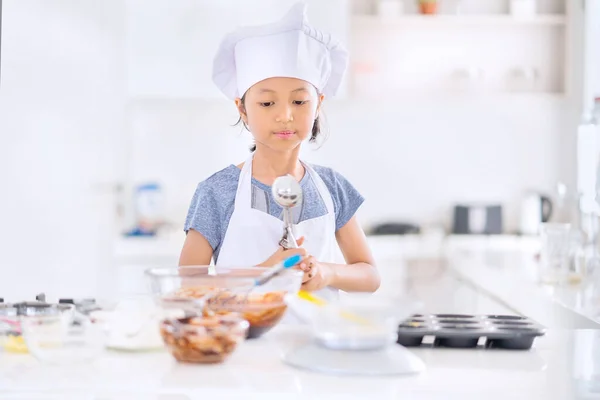 Linda Niña Sosteniendo Una Cucharada Mientras Hace Galletas Caseras Cocina —  Fotos de Stock