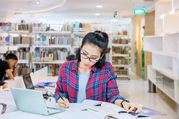 Jakarta Ινδονησία Αυγούστου 2020 Γυναίκα Φοιτήτρια Που Σπουδάζει Φορητό Υπολογιστή — Φωτογραφία Αρχείου