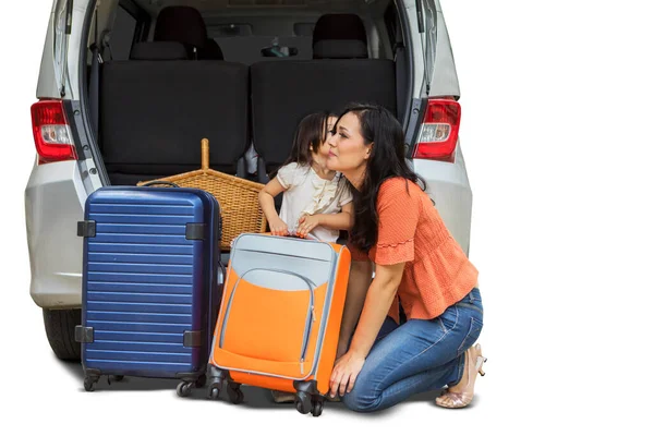 Joyeux Petite Fille Embrasser Mère Près Leur Voiture Tout Préparant — Photo