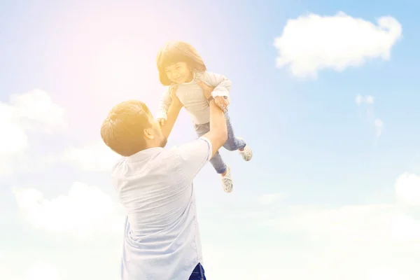 Jovem Pai Feliz Brincando Levantando Sua Filha Sob Céu Limpo — Fotografia de Stock