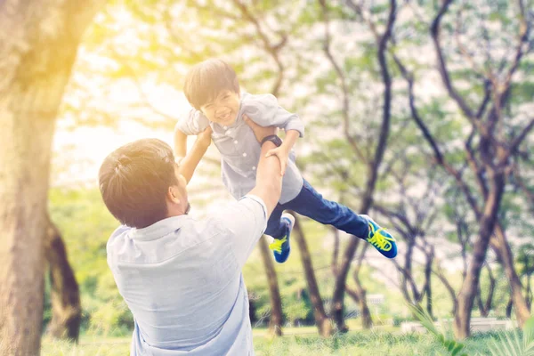 Feliz Joven Padre Jugando Levantando Hijo Parque Disparo Aire Libre —  Fotos de Stock