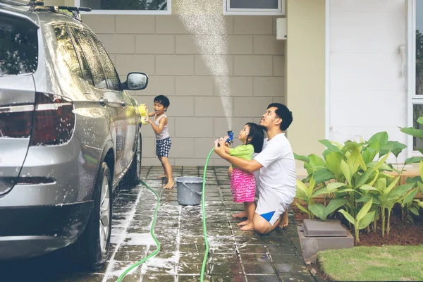 Crianças Felizes Seu Pai Lavando Carro Garagem Durante Dia Ensolarado — Fotografia de Stock