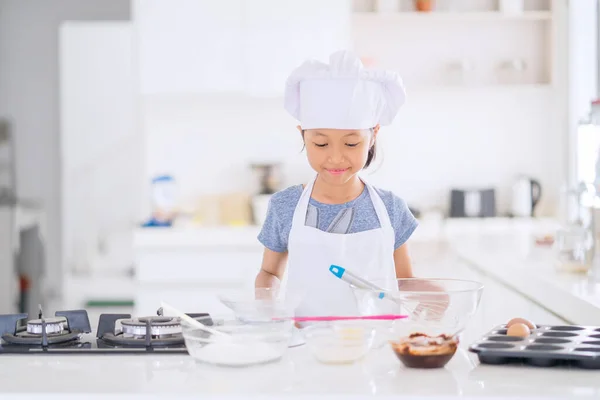 Portret Szczęśliwej Dziewczynki Przygotowującej Ciasto Stojąc Kuchni Domu — Zdjęcie stockowe