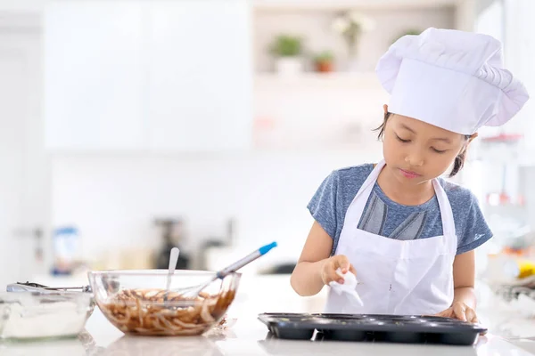 Little Girl Using Pastry Bag Adding Cream Cookies Dough Mold — Stock Photo, Image