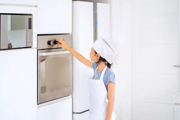 Holčička Používá Troubu Pečení Sušenek Když Stojí Kuchyni Snímek Rozlišení — Stock fotografie