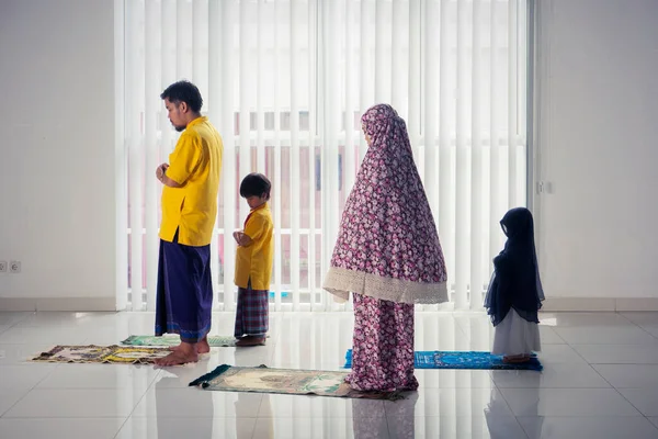 Religiöse Muslimische Eltern Und Ihre Kinder Beten Gemeinsam Hause — Stockfoto