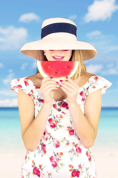 Mulher Bonita Comendo Melancia Enquanto Usava Óculos Sol Chapéu Praia — Fotografia de Stock