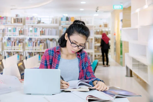 Jakarta Indonesia Agosto 2020 Estudiante Universitaria Inteligente Leyendo Libros Biblioteca — Foto de Stock