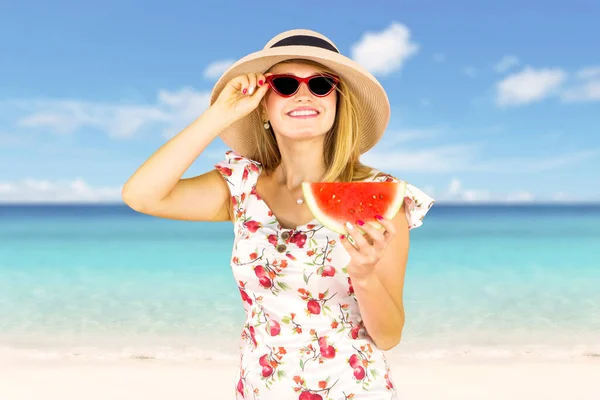 Attrayant Jeune Femme Souriant Sur Plage Tout Tenant Pastèque Portant — Photo