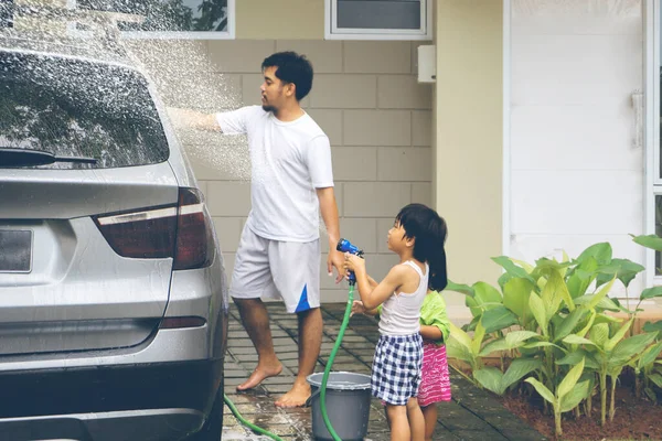 Jovem Pai Seus Filhos Lavando Carro Quintal Durante Dia Ensolarado — Fotografia de Stock
