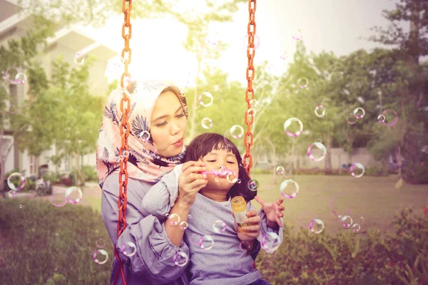 Щаслива Молода Мама Дочка Грають Мильну Бульбашку Сидячи Гойдалках Парку — стокове фото