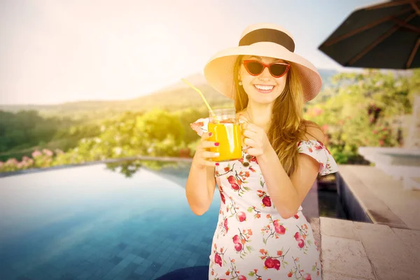 Hübsche Junge Frau Mit Einem Glas Orangensaft Und Sonnenbrille Und — Stockfoto