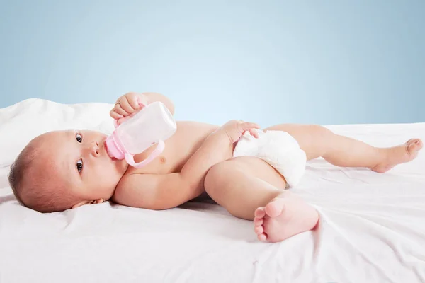 Primer Plano Hermosa Niña Bebiendo Leche Biberón Mientras Está Acostada —  Fotos de Stock