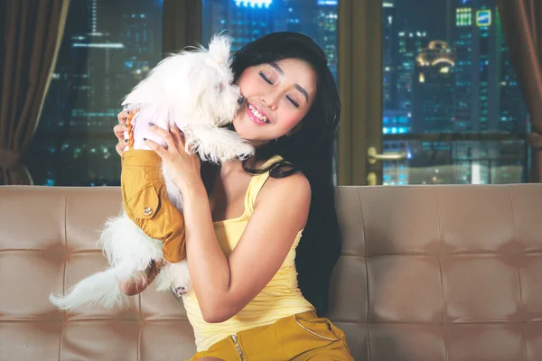 Beautiful Woman Hugging Her Maltese Dog While Sitting Couch Playing — Stock Photo, Image