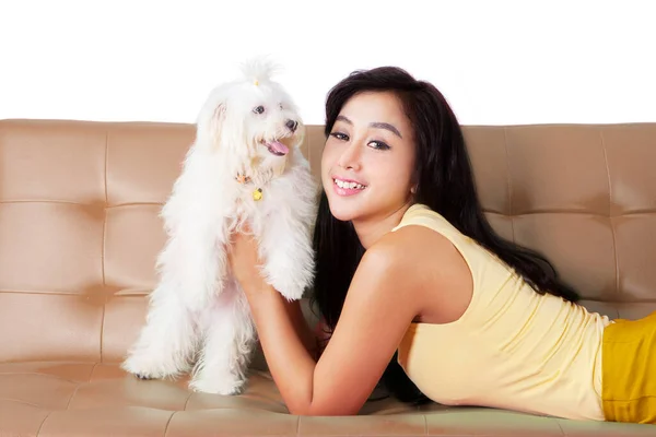 Beautiful Woman Lying Her Maltese Dog Couch While Smiling Camera — Stock Photo, Image
