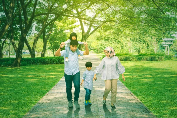 Família Muçulmana Alegre Caminhando Juntos Caminho Enquanto Fazem Férias Parque — Fotografia de Stock