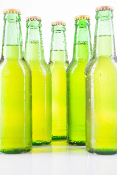 Zamknij Rzędowe Butelki Świeżego Piwa Kroplami Studio Izolacja Białym Tle — Zdjęcie stockowe