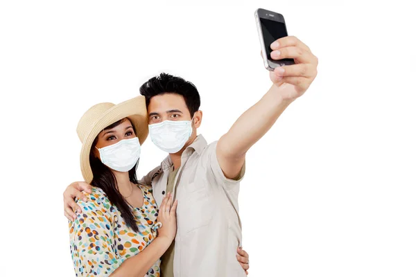 Romantisch Koppel Dragen Gezichtsmasker Tijdens Het Nemen Van Selfie Foto — Stockfoto