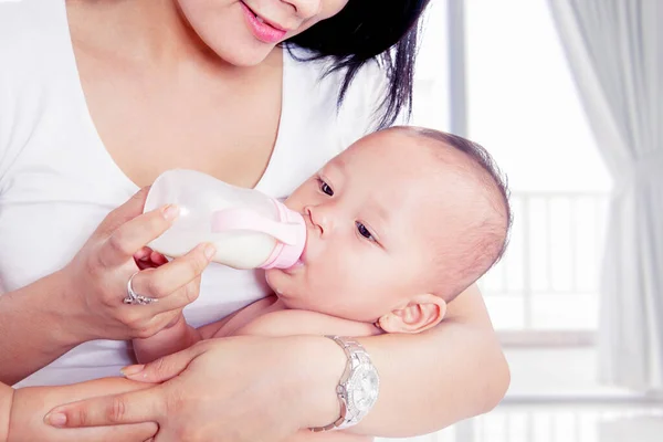 Zbliżenie Słodkie Dziecko Jest Karmione Przez Matkę Przy Użyciu Butelki — Zdjęcie stockowe