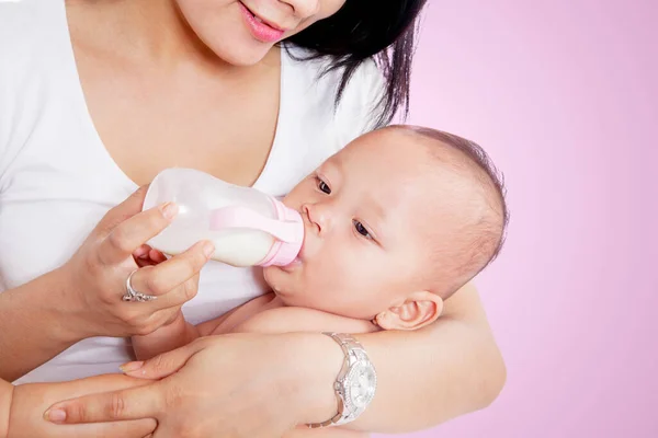 Primer Plano Bebé Lindo Acostado Sus Manos Madre Mientras Bebe —  Fotos de Stock