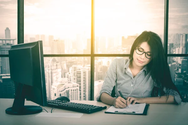 Retrato Una Joven Trabajadora Sentada Frente Computadora Mientras Escribe Portapapeles —  Fotos de Stock