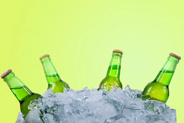 Cinco Botellas Cerveza Fresca Una Pila Cubitos Hielo Estudio Con — Foto de Stock