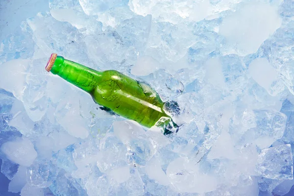 Draufsicht Auf Eine Ungeöffnete Grüne Flasche Frisches Bier Einem Stapel — Stockfoto