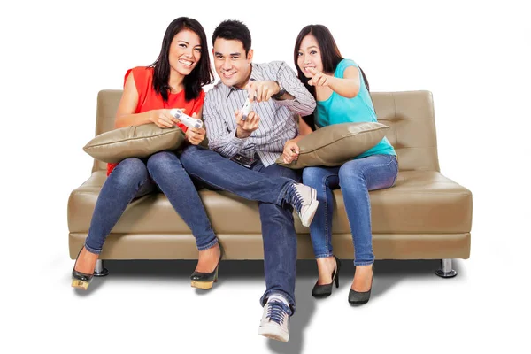 Gruppe Fröhlicher Menschen Die Zusammen Auf Der Couch Spielen Isoliert — Stockfoto