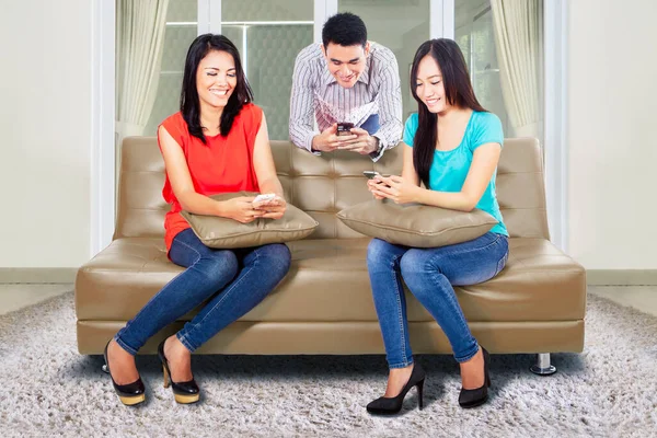 Group Young People Using Smartphone Browsing Internet While Enjoying Leisure — Stock Photo, Image