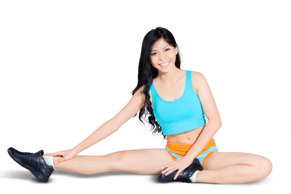 Szczęśliwa Młoda Kobieta Rozprostowuje Nogi Przygotowując Się Ćwiczeń Studio Izolacja — Zdjęcie stockowe