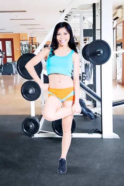 Szczęśliwa Młoda Kobieta Ubrana Odzież Sportową Rozciągająca Stopę Podczas Ćwiczeń — Zdjęcie stockowe