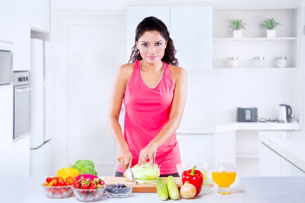 Indian Woman Smiling Camera While Cutting Lettuce Preparing Healthy Salad — Stock Photo, Image