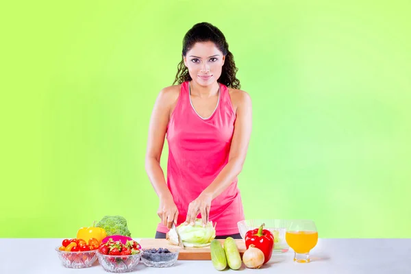 Mujer India Sonriendo Cámara Mientras Corta Una Lechuga Para Preparar —  Fotos de Stock