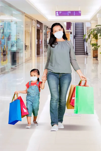 Mãe Feliz Com Sua Mãe Carregando Sacos Compras Enquanto Vestindo — Fotografia de Stock