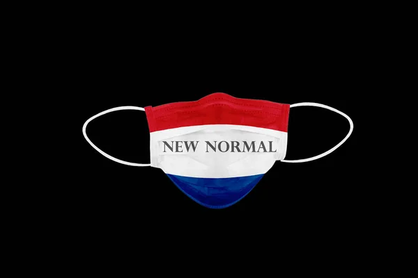 Nový Normální Text Lékařské Ochranné Masce Vlajkou Nizozemska Izolovaný Černém — Stock fotografie
