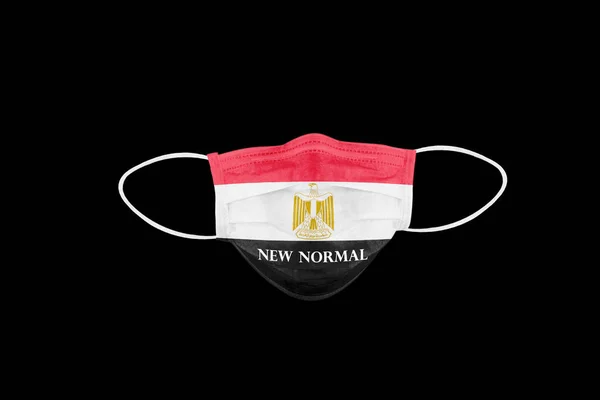 Новый Нормальный Текст Медицинской Защитной Маске Флагом Египта Выделенный Черном — стоковое фото