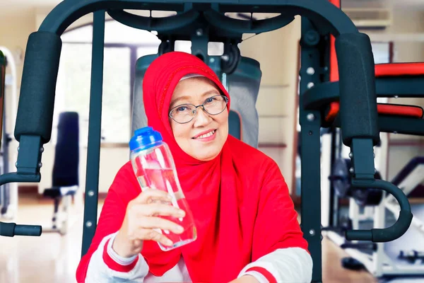 Porträtt Happy Senior Muslim Kvinna Ler Mot Kameran Medan Håller — Stockfoto